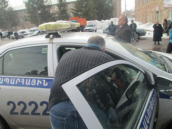 Police Officers Left Raffi Hovhannisyan, Then Argued With Him
