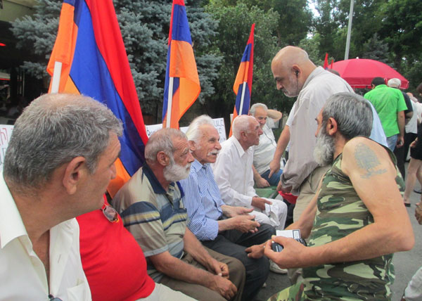 The participants of rally compare Raffi Hovhannisyan with Kaj Nazar