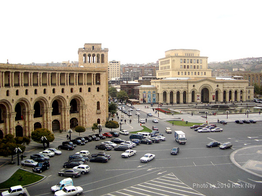 A Kurd-Iranian beat an Armenian woman in the Republic Square and bit her hands