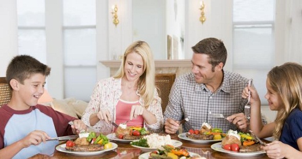 Families that eat together, stay thinner together