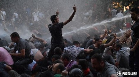 Armenia: Investigate alleged police abuses after protesters doused with water cannon and arrested