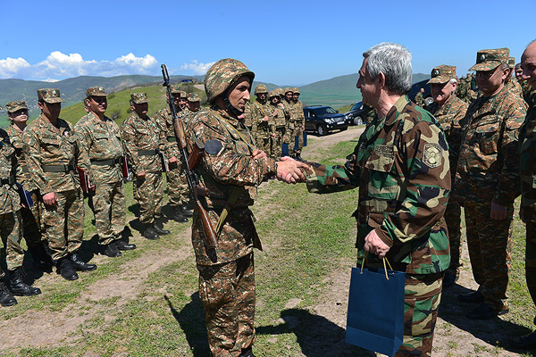 Pago Sahagian and Serj Sarksian Handed in State Awards to a Group of Servicemen