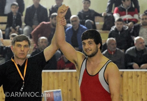 Sarkis Hovsepian outscores Turkish opponent and scores bronze medal at European Youth Wrestling Championship. yerakouyn