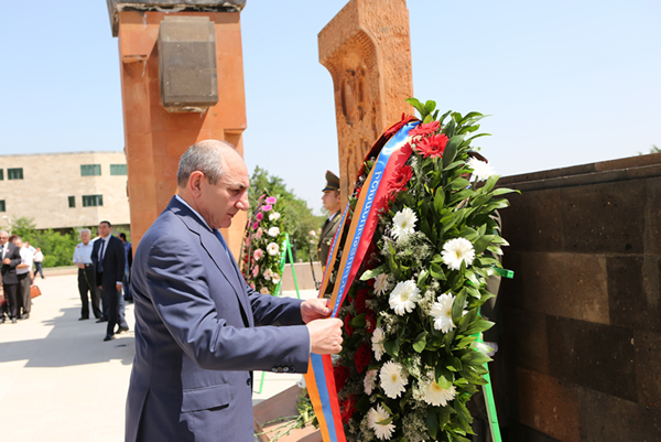 Bako Sahakyan laid a wreath on the monument of missing in action freedom fighters