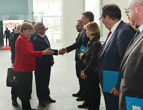 Germany’s Merkel ‘Not Distancing Herself From Armenian Genocide Resolution’