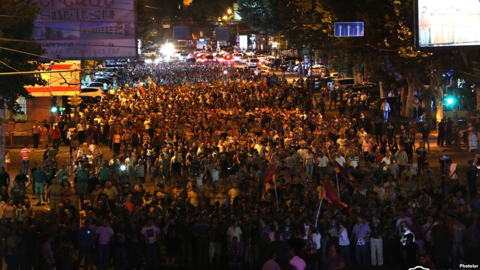 Thousands March In Support Of Gunmen In Yerevan. Azatutyun