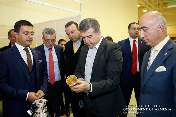 Familiarized with the international JUNWEX Yerevan Show -2016 jewelry exhibition exhibits, the Premier highlighted the launch of jewelry industries in Armenia