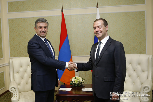 PM Karen Karapetyan Holds Private Talks with Russian Counterpart Dmitry Medvedev