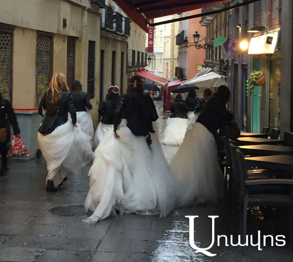 Groups of brides in the “zero point in Madrid”