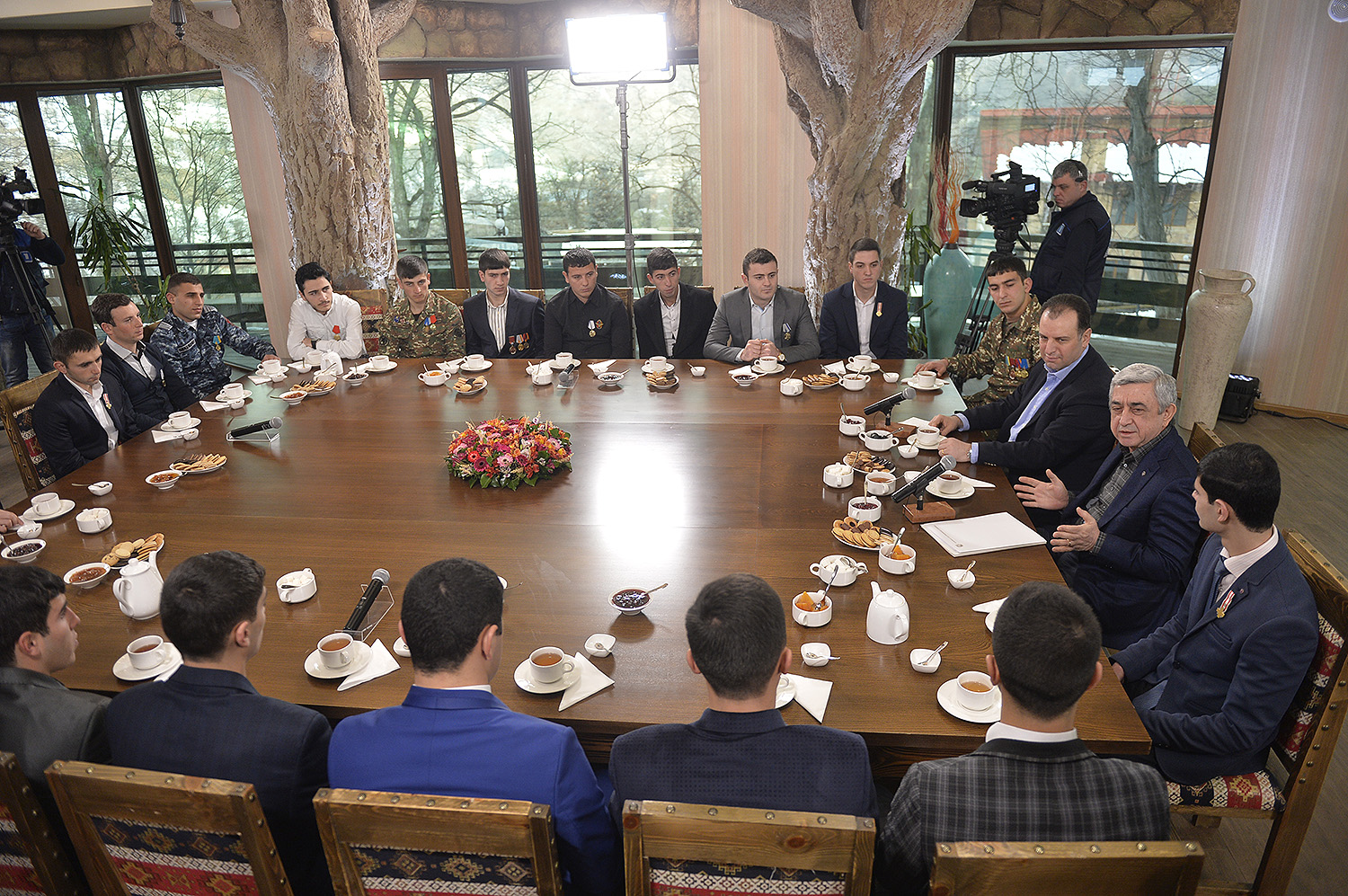 President Sargsyan met decommissioned servicemen