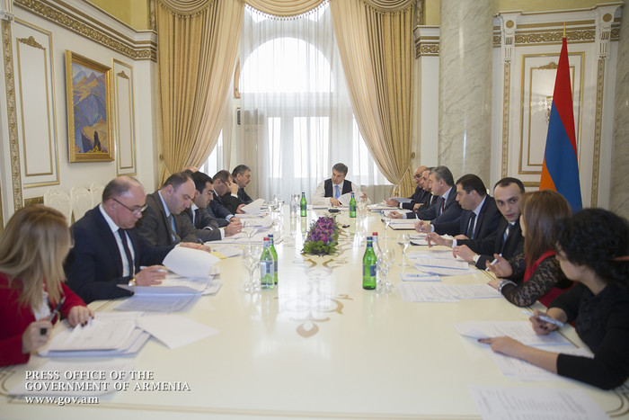 Government discusses projects received from Syunik and Lori marzes