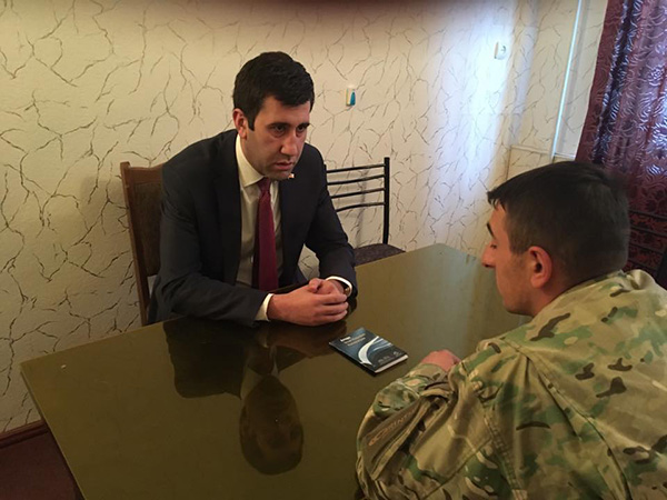 Artsakh ombudsman met Azerbaijani soldier