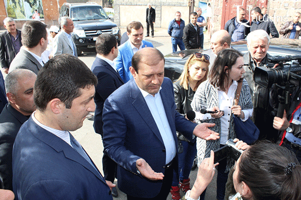 Taron Margaryan looked for and did not find ‘Yelq’s’ and ‘Yerkir Tsirani’s’ pre-election projects
