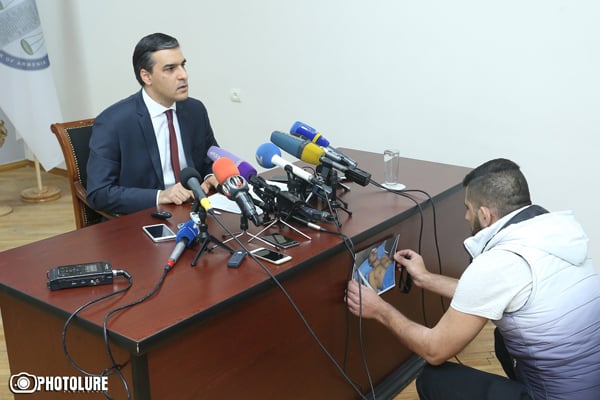 Incident in Arman Tatoyan press conference: Activists enter and pin notes