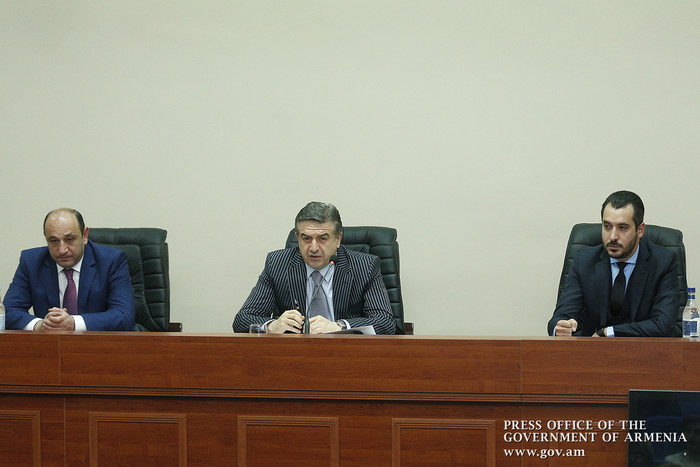 PM introduces newly appointed executive director to Armenia Development Fund Staff