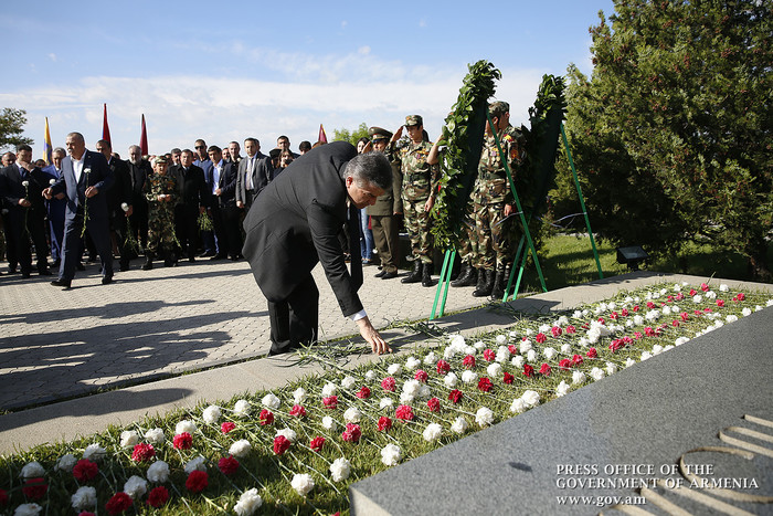 PM pays tribute to killed soldiers’ memory