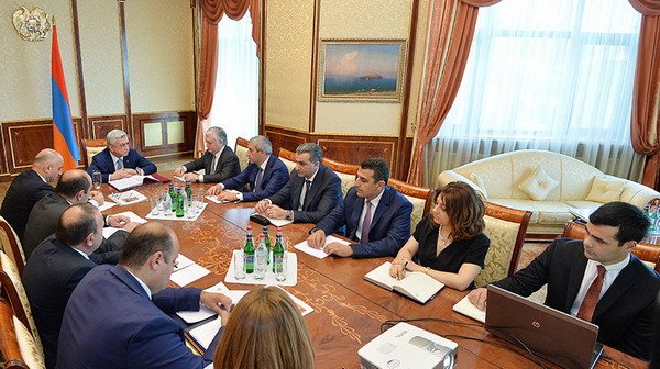 Serzh Sargsyan holds consultation on Armenian-Indian economic cooperation agenda