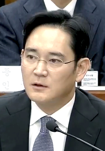 Samsung chief on trial: Prosecutors want 12-year jail sentence