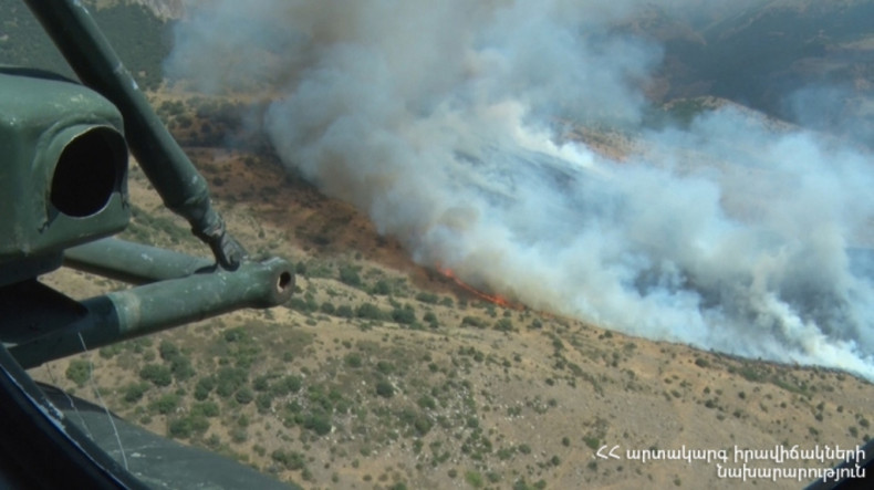 Armenian defense ministry’s helicopter involved in firefighting works in “Khosrov” Forest State Reserve