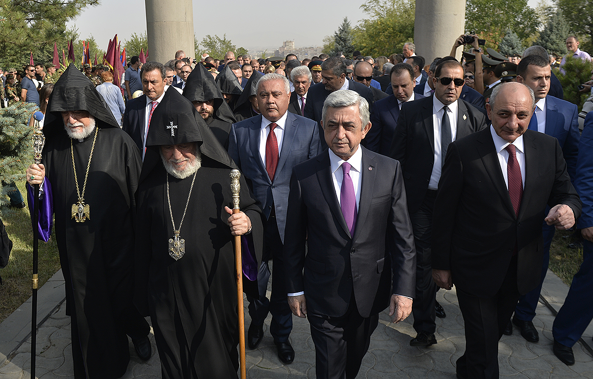 On the occasion of the 26th anniversary of Armenia’s independence President Sargsyan visited the Erablur Pantheon