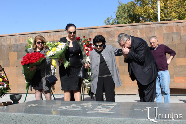 18 years after tragedy: politicians bow to Karen Demirchyan’s tomb