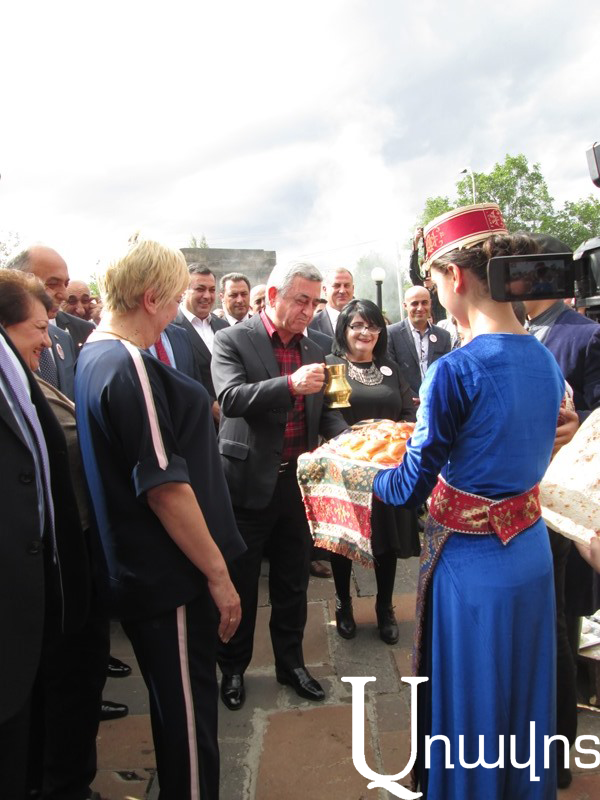 Serzh Sargsyan walked through Gyumri’s ‘fantastic’ streets and had dinner in newly built guest houses