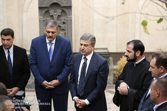 Karen Karapetyan visits Saint Philippos Armenian Church in Tashkent and meets with Armenian community representatives