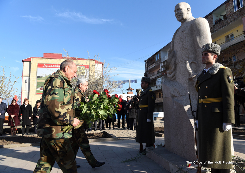 Bako Sahakyan and Serzh Sargsyanlaid wreaths to the monument of Marshal Baghramyan in Stepanakert  