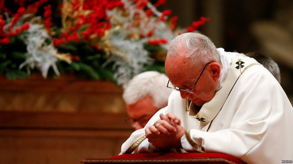 Pope Francis at His Christmas Eve Mass: Faith Demands Migrants Be Welcomed