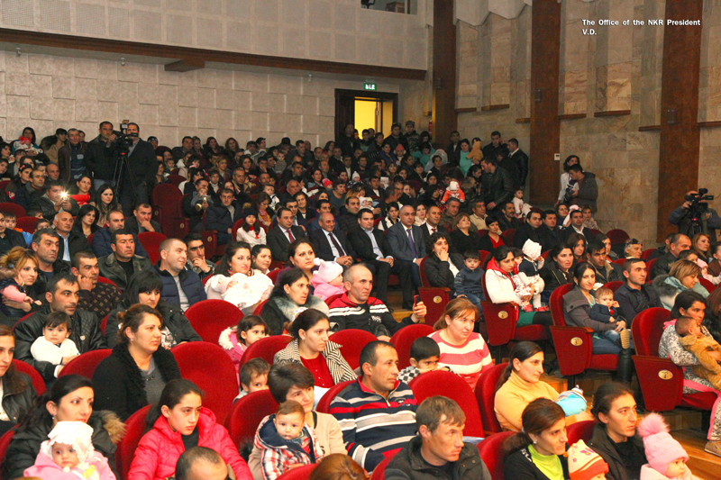 Bako Sahakyan partook at a solemn event of rendering financial support to the families with many children