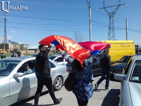 Number of Demonstrators in Gyumri Increases: They Block Streets – video, photo
