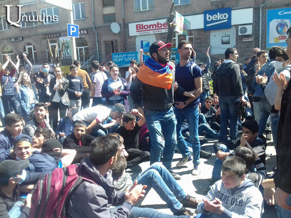 Students Join the Demonstration in Gyumri: photos