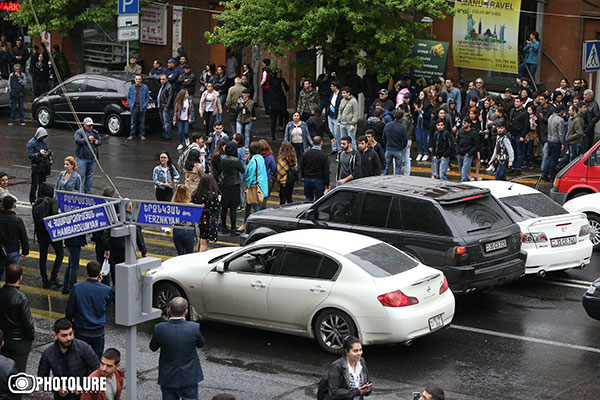 Demonstrators taken into custody at Mashtots avenue