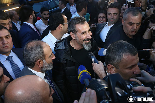 Serj Tankian arrives in Armenia: We should keep eyes on Nikol so that he does not disappoint us