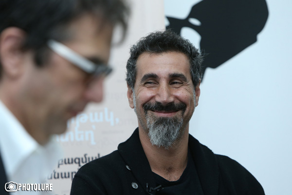 Serj Tankian arrives in Yerevan on May 7, 8:05 PM: Nikol Pashinyan
