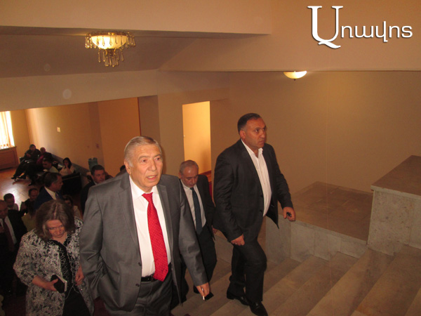 ‘Tsarukyan’ faction members Ishkhan Zakaryan and Melik Manukyan absent from Parliament session