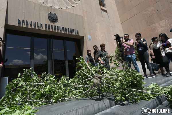 Protesters enter Yerevan Municipality building