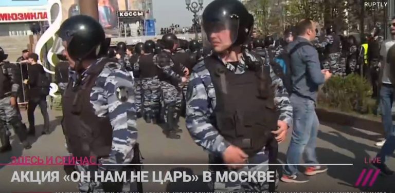 ‘We want it as in Armenia’: Tense situation in Moscow center