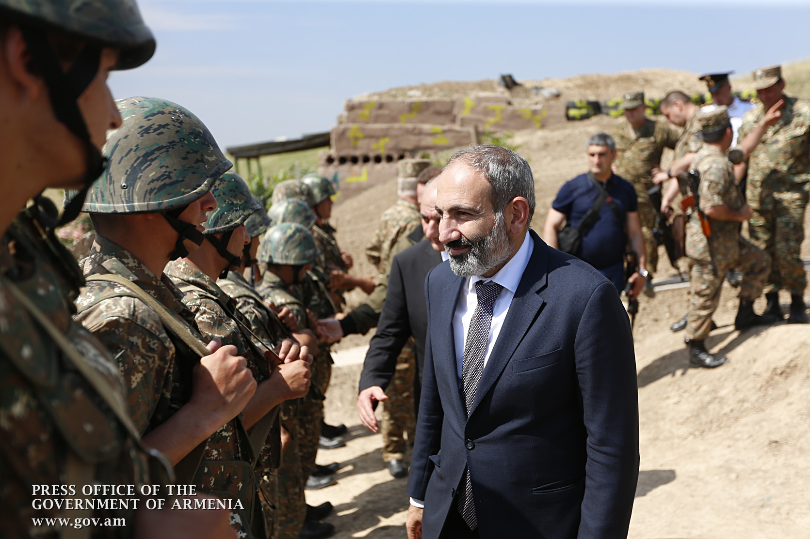 Nikol Pashinyan and Bako Sahakyan take tour of Defense Army positions