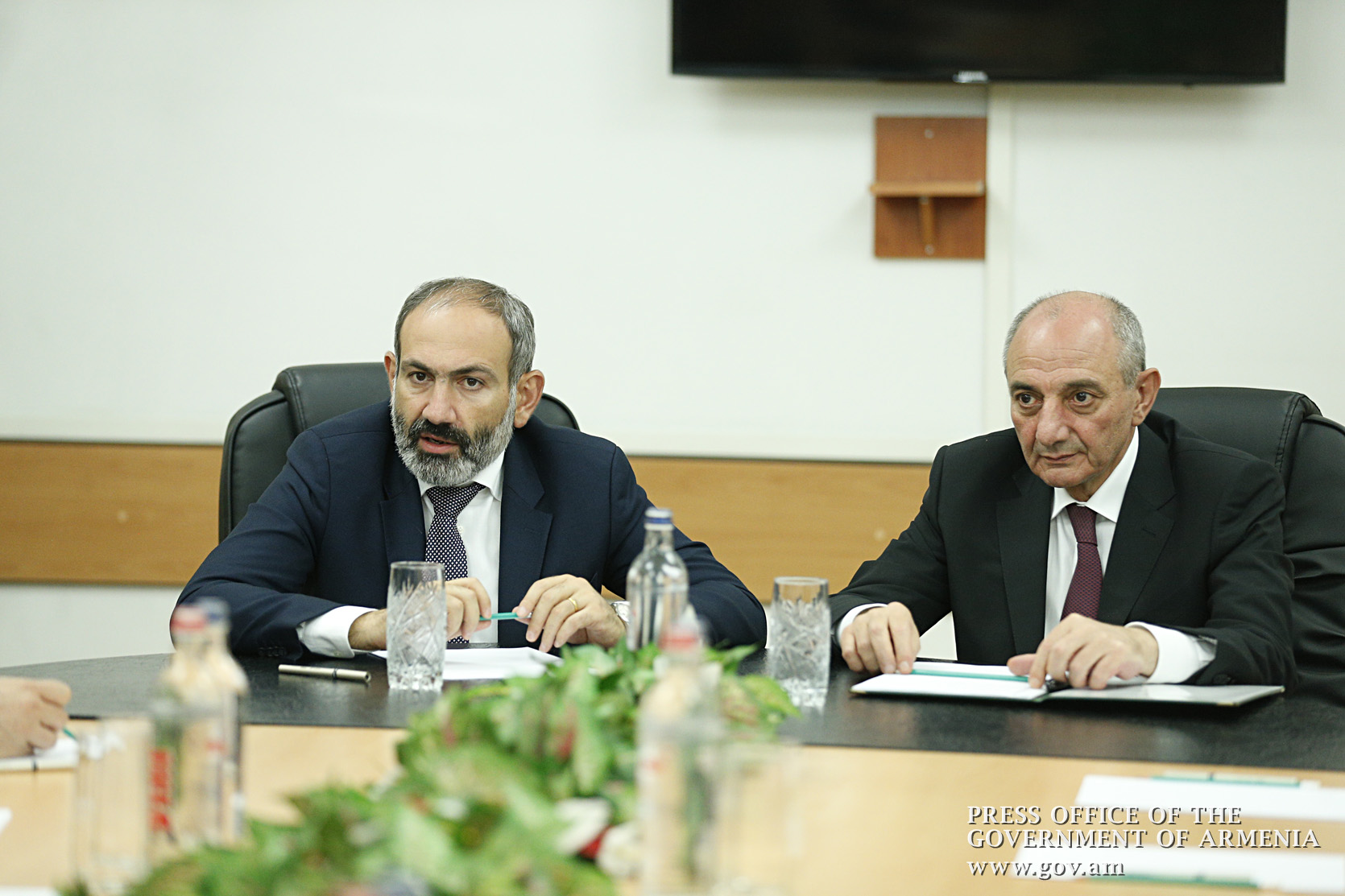 Nikol Pashinyan, Bako Sahakyan chair consultation at Defense Army Headquarters
