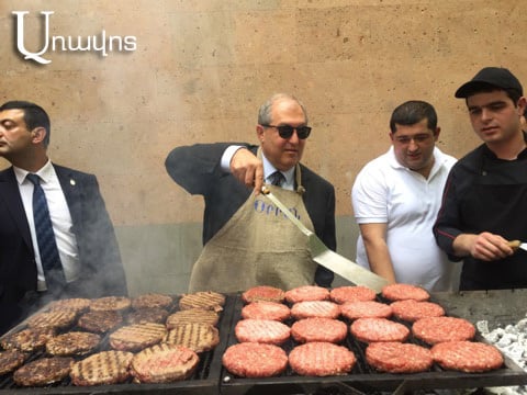 Armenian President makes hamburgers for children