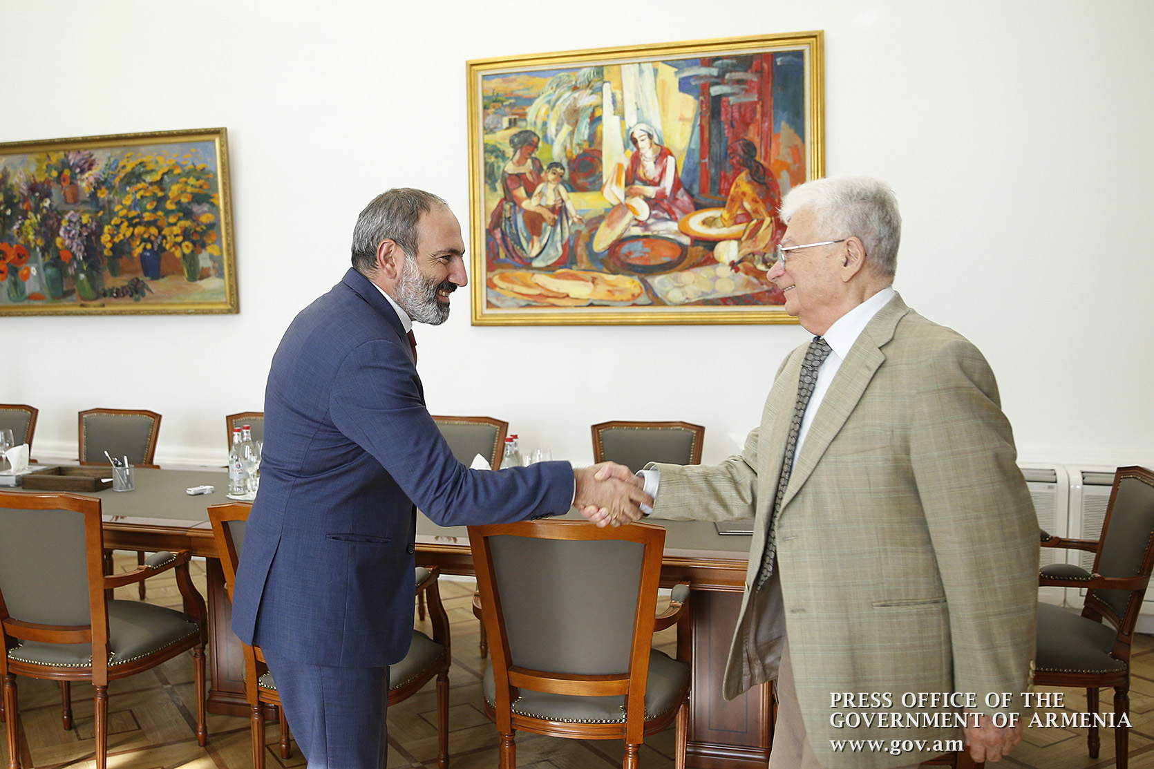 Nikol Pashinyan receives renowned scientist Yuri Oganesov