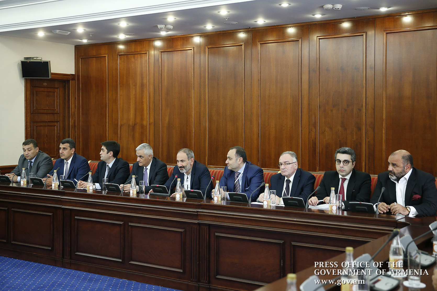 ‘Let us try investing money the way it could generate added value’ – PM meets with Armenian businessmen in St. Petersburg
