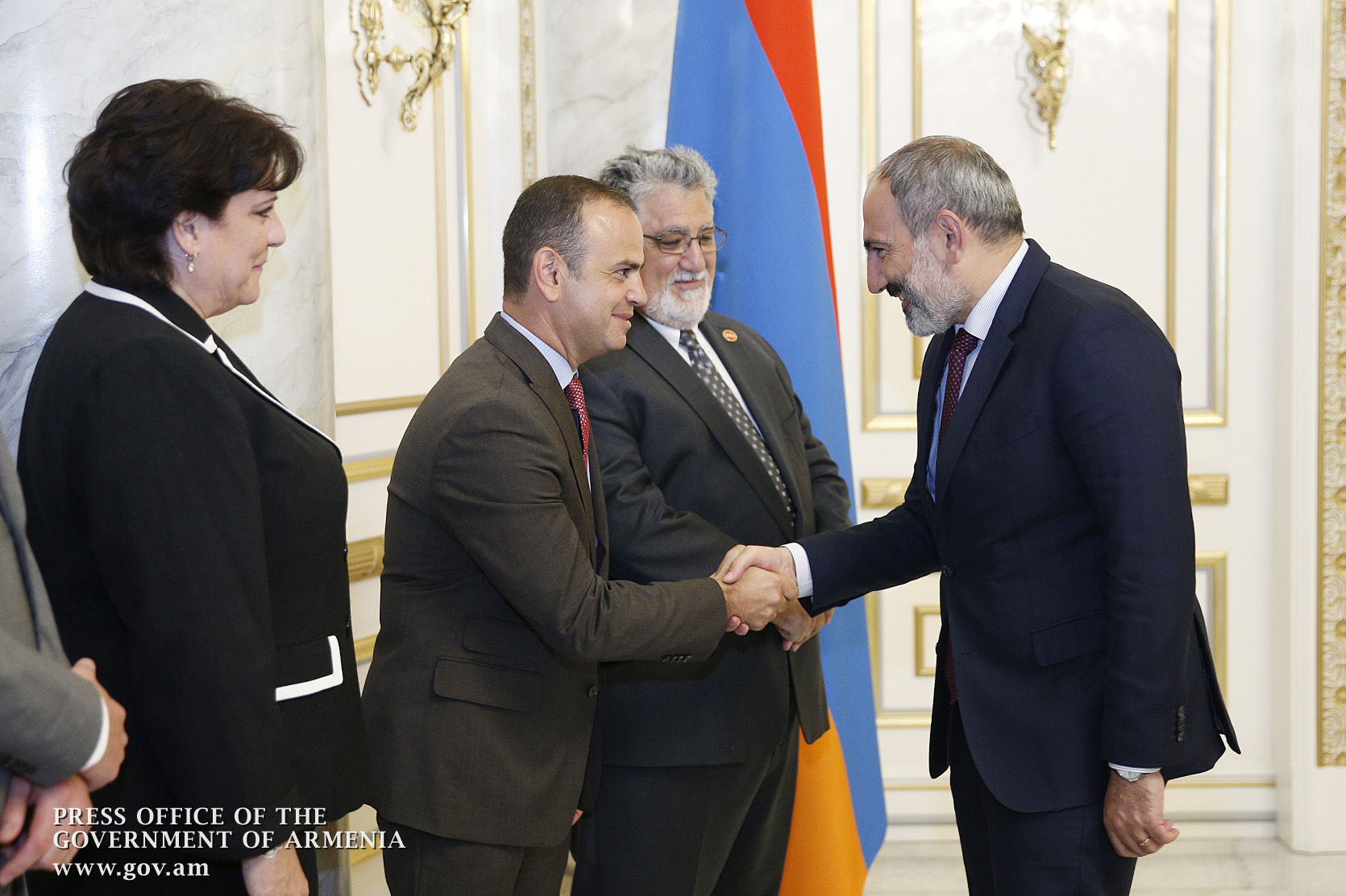 Nikol Pashinyan receives delegation led by Zareh Sinanyan