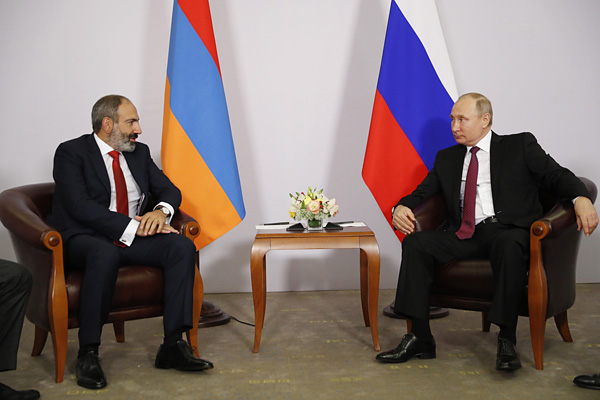 What did Putin and Pashinyan talk about?