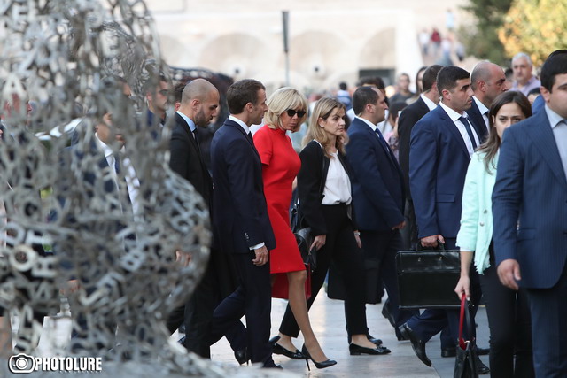 Mrs. Macron’s and Anna Hakobyan’s pleasant reaction to an elderly man who crossed their path
