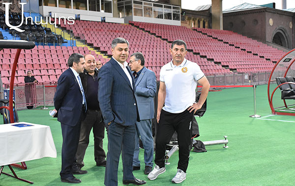 What was FFA President Artur Vanetsyan talking about with the members of the Armenian national football team?