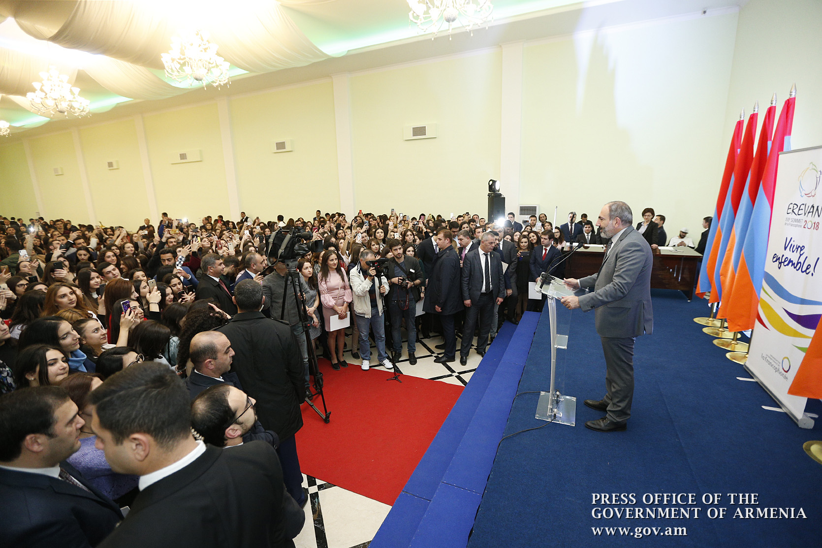 Nikol Pashinyan hails contribution made by volunteers during 17th Francophone Summit