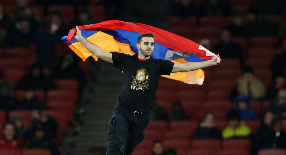 During Arsenal (London)- Karabakh (Azerbaijan) match, Artsakh flag entered field