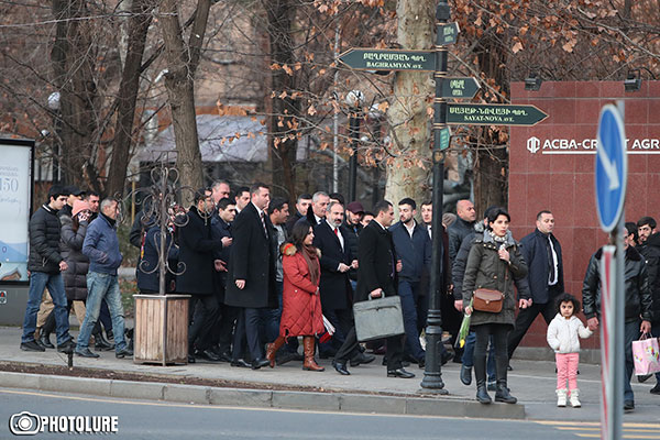 Pashinyan walks from President’s Residence to Myasnikyan statue